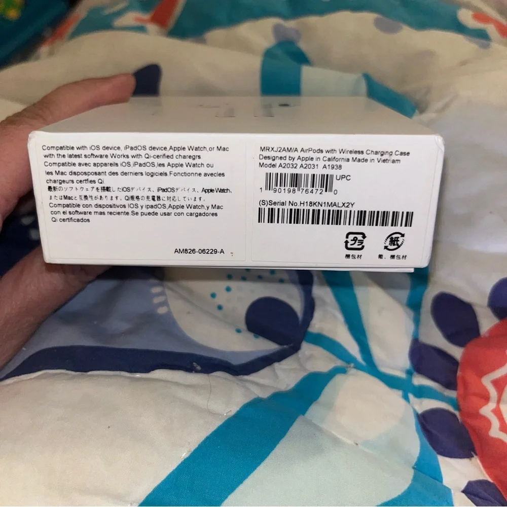 Apple Airpods with wireless charging case Model A2032 A2031 A1938